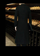 Costas do sobretudo masculino Zellum Contemporary preto, longo, com gola mandarim e fenda, em ambiente de adega elegante.
