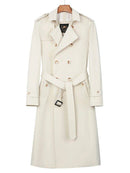 Trench coat longo bege com abotoamento duplo, cinto e ombreiras