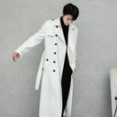 Homem usando trench coat branco longo duplo-frontal com cinto