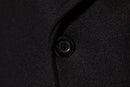 Botão preto em tecido texturizado do sobretudo masculino