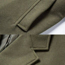 Detalhe da manga e bolso de sobretudo de lã batida verde oliva