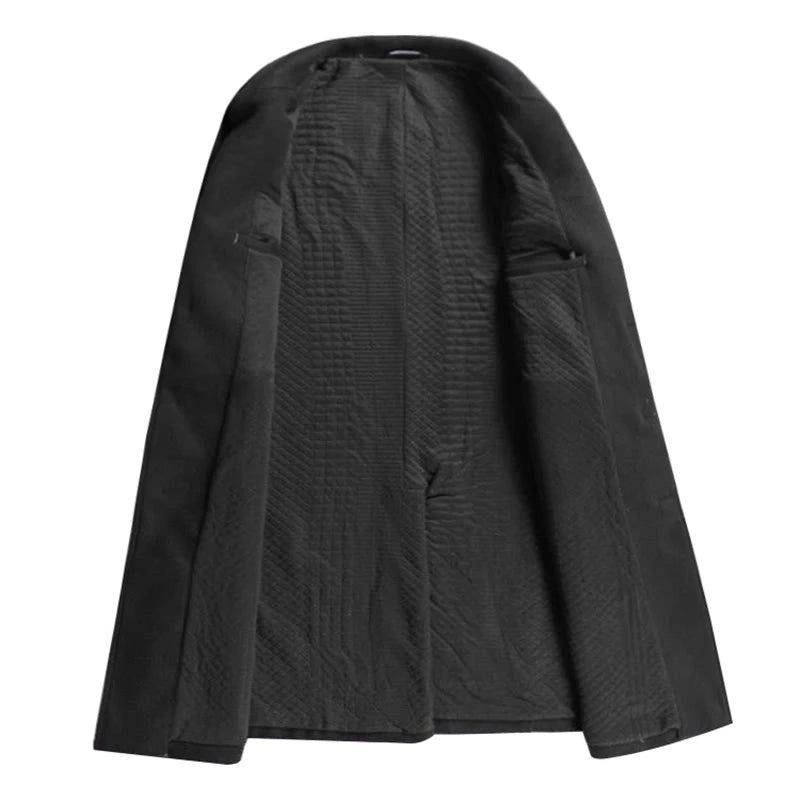 Interior do Sobretudo Masculino Longo de Lã Slim preto, com forro acolchoado para maior conforto térmico. Modelo versátil e sofisticado.