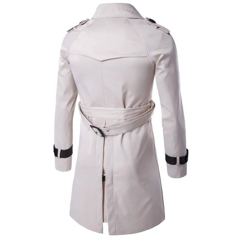 Sobretudo masculino médio corta vento bege claro visto por trás, com cinto ajustável e detalhes nos punhos. Estilo clássico e sofisticado.