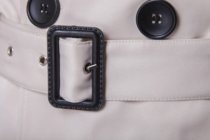 Detalhe do cinto com fivela preta e botões do sobretudo masculino médio corta vento. Acabamento refinado e resistente ao vento.