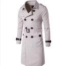 Sobretudo trench coat bege com duplo botão e cinto, corte médio.