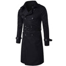 Sobretudo trench coat preto com gola entalhada, dupla fileira de botões e cinto ajustável