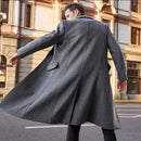 Sobretudo masculino cinza em lã, vista das costas, com fechamento simples e barra esvoaçante