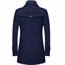 Sobretudo masculino azul-marinho com pala traseira decorativa, vista de costas