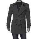 Trench coat cinza chumbo duplo-abotoado com cinto, ombreiras e gola ampla