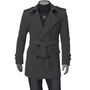 Trench coat cinza duplo-abotoado com cinto, ombreiras e gola ampla