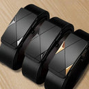 Três cintos de couro masculino preto com fivela automática e acabamento texturizado