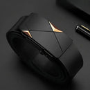 Cinto masculino de couro preto com fivela automática geométrica dourada