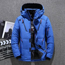 Parka acolchoada azul royal com capuz preto, múltiplos bolsos com zíperes e interior preto