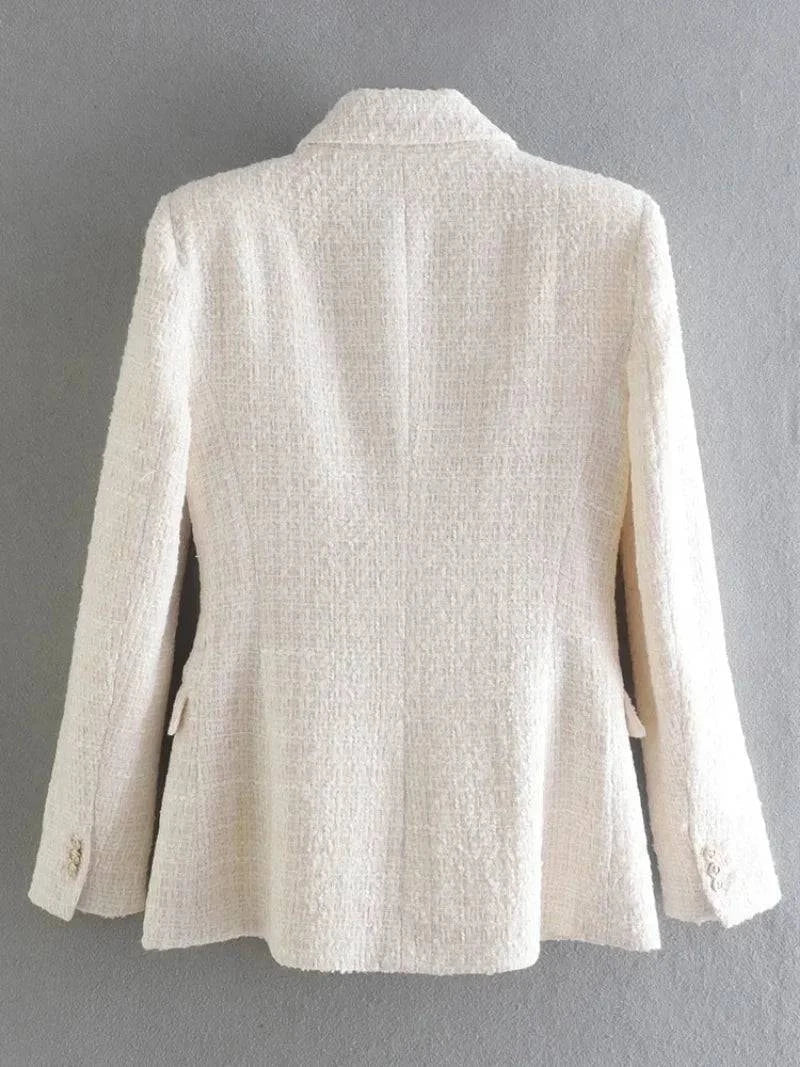 Vista traseira do blazer alfaiataria branco feminino pendurado