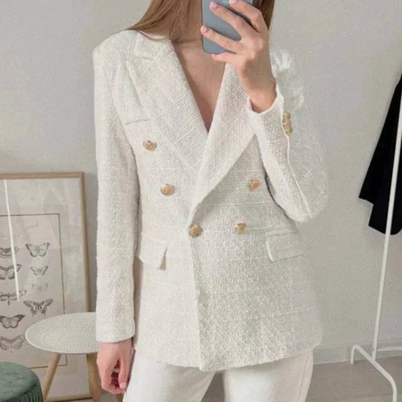 Detalhe do tecido texturizado do blazer alfaiataria branco