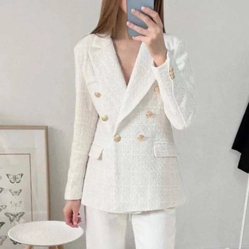 Blazer alfaiataria feminino branco pendurado em cabide cinza