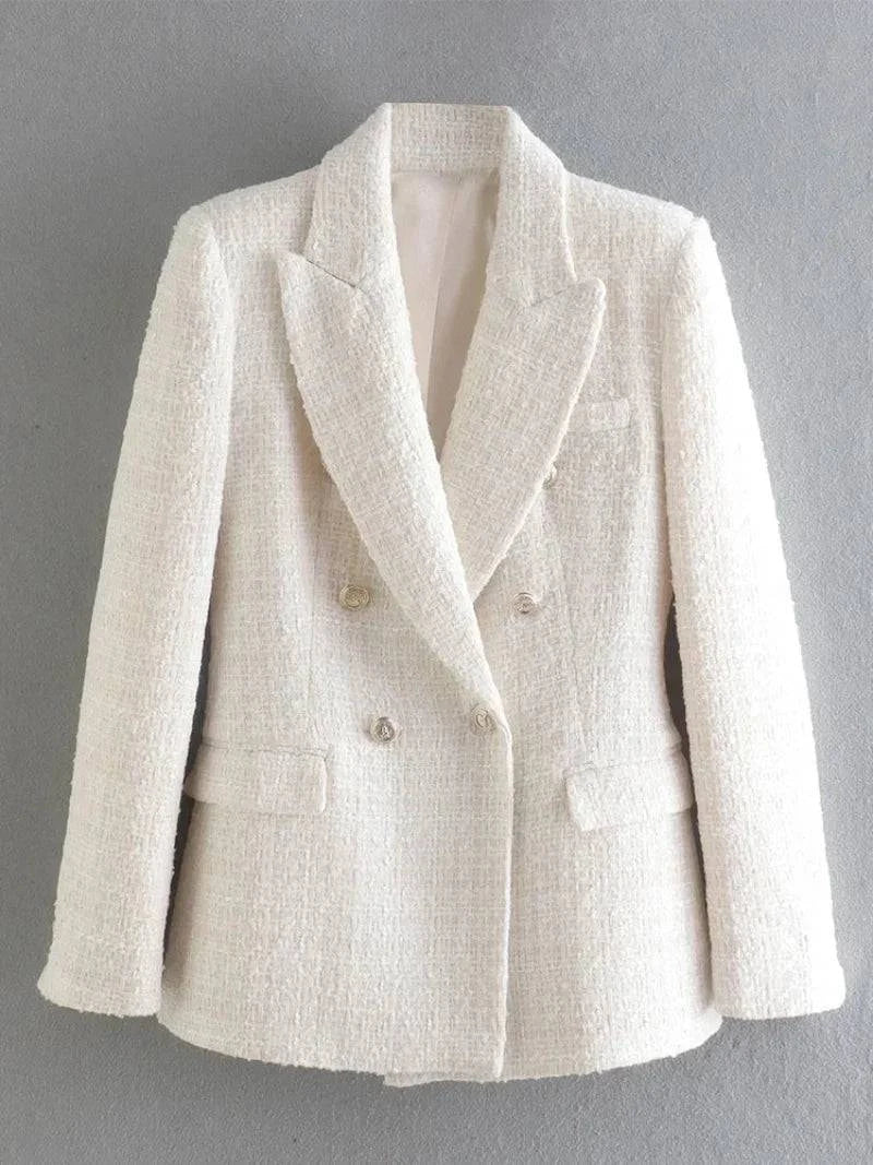 Blazer feminino branco de alfaiataria com mangas.