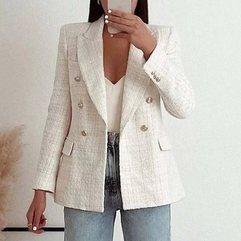 Mulher usando blazer alfaiataria branco com blusa de alça e jeans claro