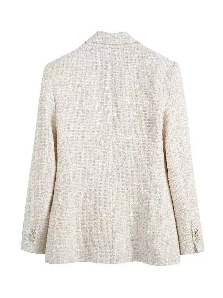 Blazer feminino de alfaiataria bege visto de costas, destacando o caimento sofisticado do tecido.