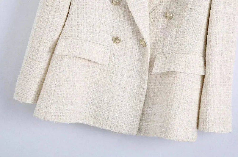 Segundo detalhe do bolso do blazer feminino bege, mostrando a textura e costura de alta qualidade.