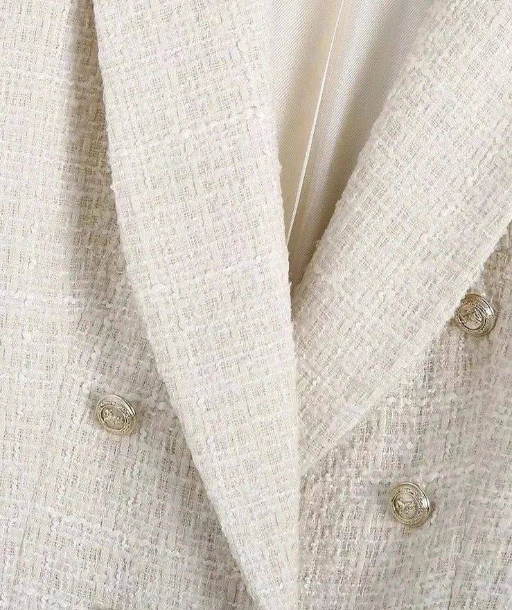 Detalhe da gola do blazer feminino bege, evidenciando o acabamento refinado e elegante.
