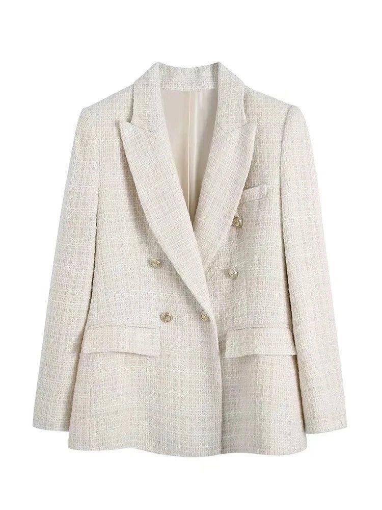 Blazer feminino de alfaiataria bege visto de frente, com corte acinturado e botões dourados.