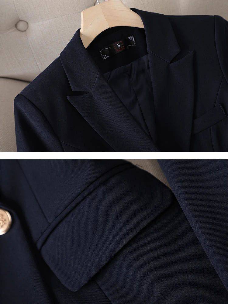 Blazer feminino alfaiataria na cor detalhe azul marinho, modelo Divine, em destaque na imagem.