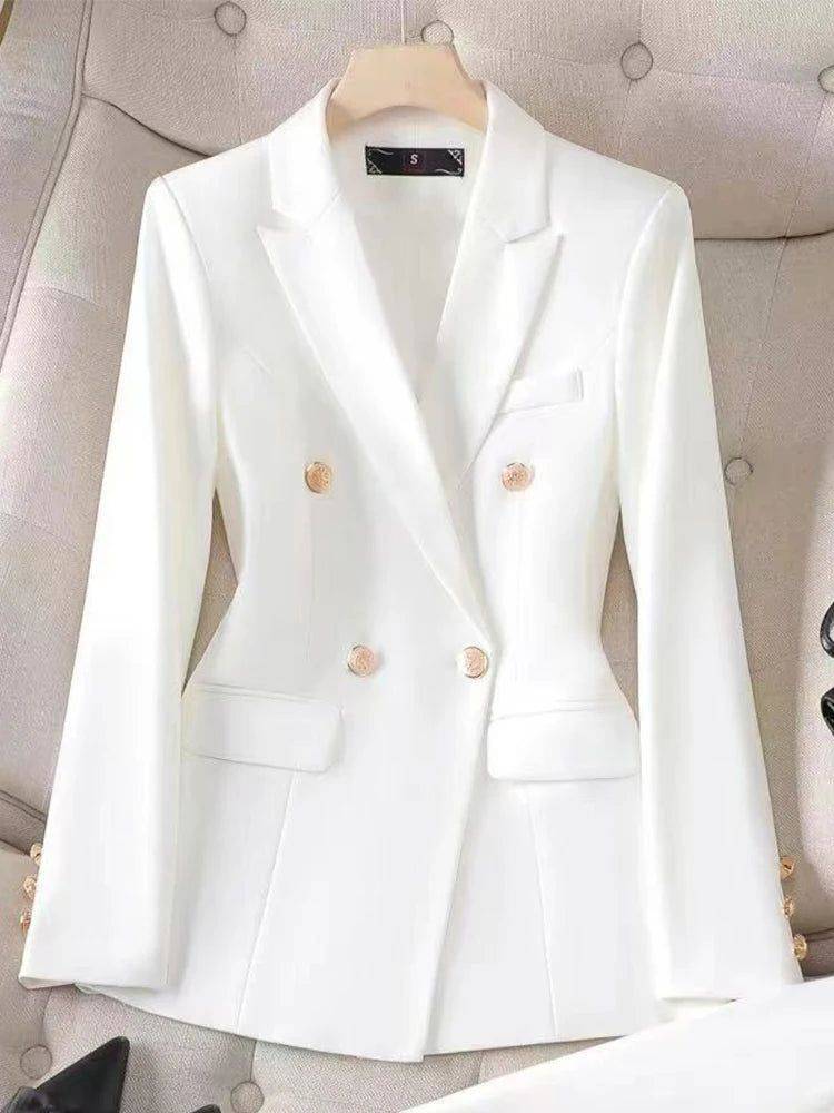 Blazer feminino alfaiataria na cor branco, modelo Divine, em destaque na imagem.