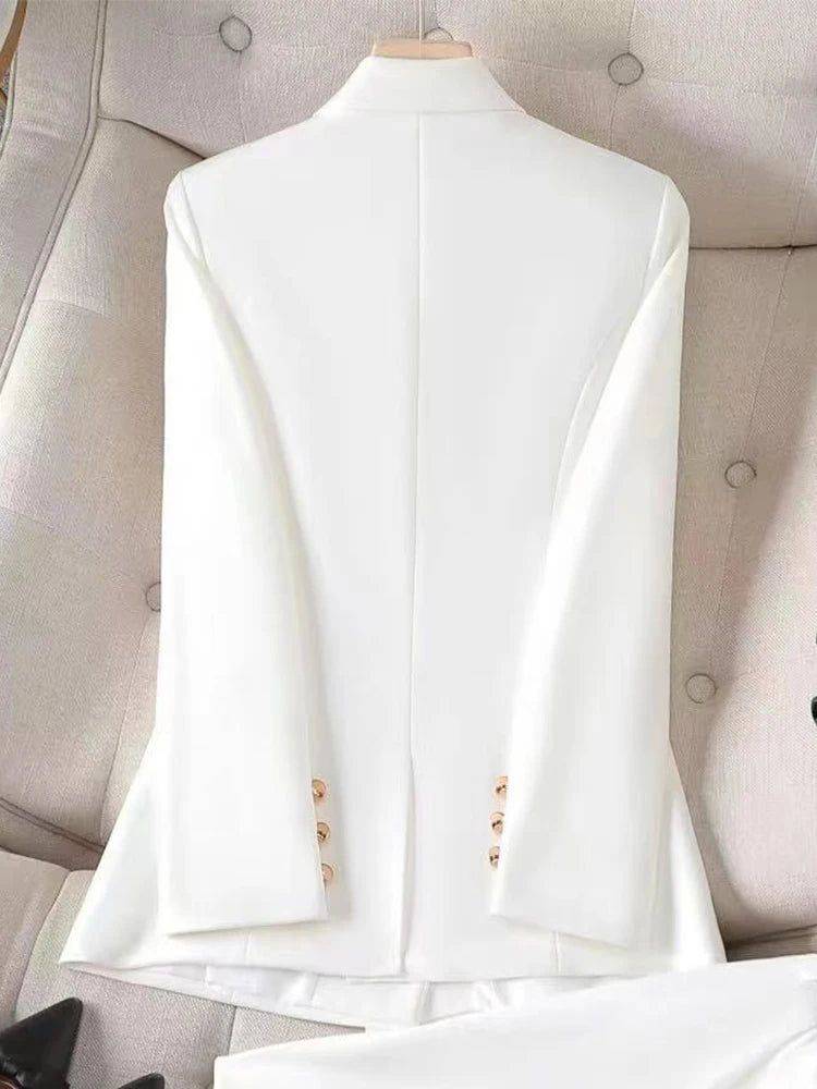 Vista traseira do Blazer Feminino Alfaiataria Divine na cor branca com botões dourados nos punhos