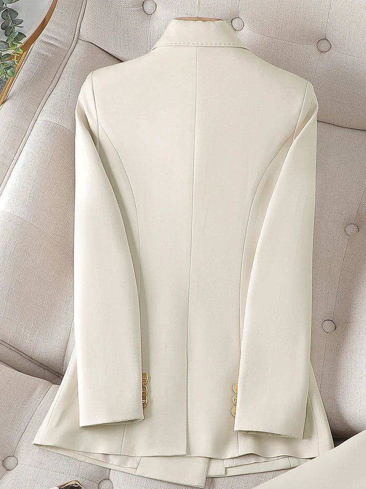 Costas do Blazer Feminino Alfaiataria Empress cor creme com acabamento refinado e caimento impecável