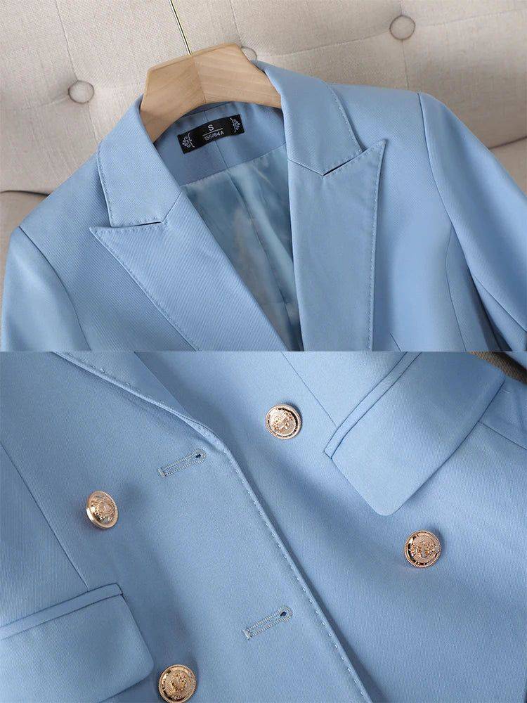 Detalhe dos botões dourados no Blazer Feminino Alfaiataria Empress azul claro, com acabamento premium