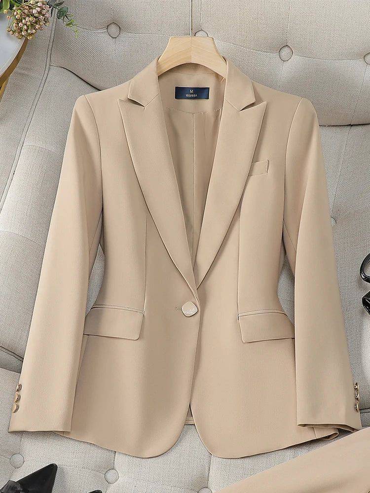 Detalhe frontal do blazer feminino alfaiataria bege com botão único