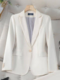 Blazer feminino alfaiataria off-white com botão claro, mostrado em cabide