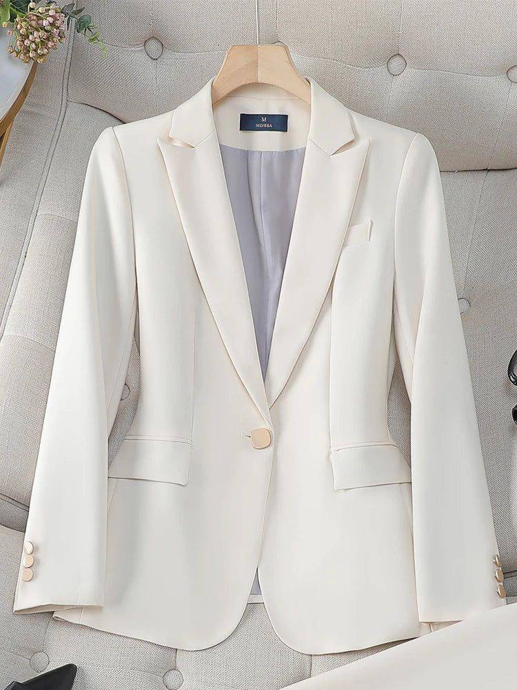 Blazer feminino alfaiataria off-white com botão claro, mostrado em cabide