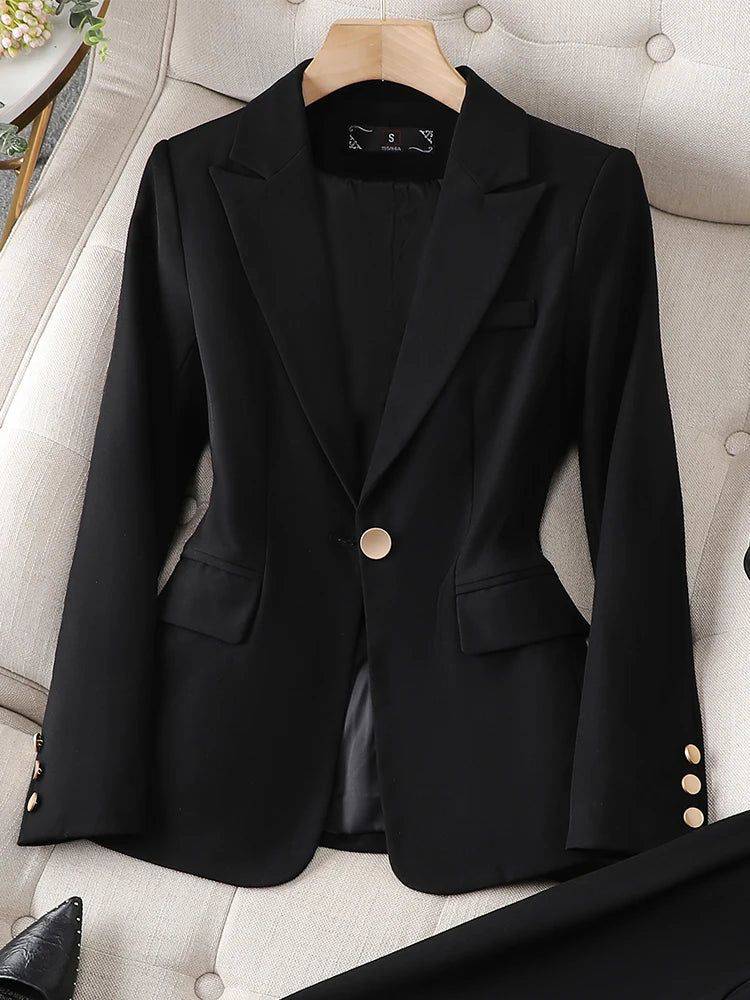 Blazer feminino alfaiataria preto com botão claro e três botões na manga