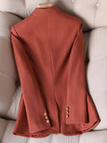 Costas do blazer feminino alfaiataria terracota com botões na manga