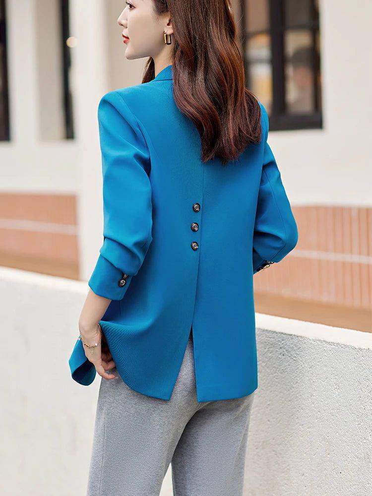 Vista traseira do blazer azul Majesty em modelo, com abertura central e botões aplicados para um toque contemporâneo