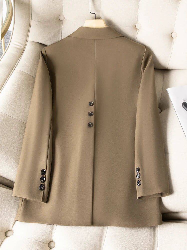 Parte de trás do blazer feminino caramelo com botões nas costas, valorizando o design moderno