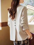 Parte de trás do blazer feminino caramelo com botões nas costas, valorizando o design moderno
