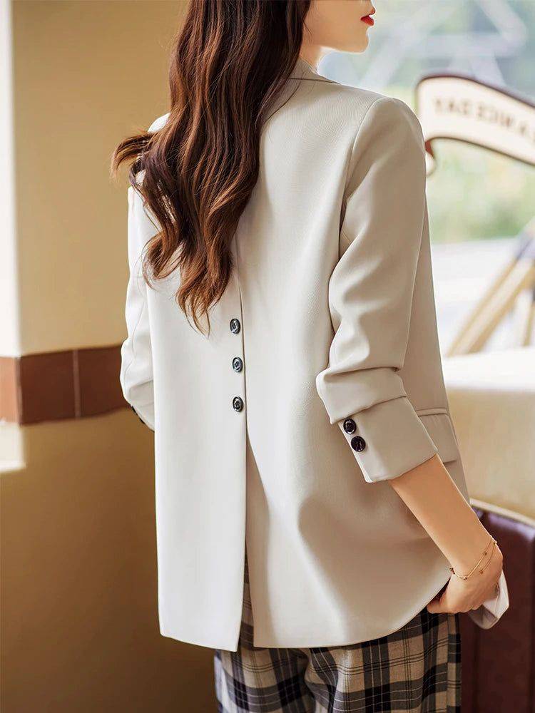 Parte de trás do blazer feminino caramelo com botões nas costas, valorizando o design moderno