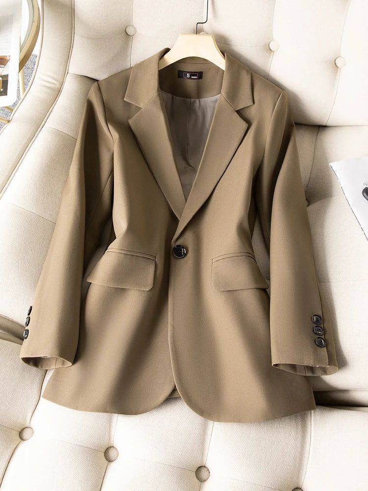 Blazer feminino alfaiataria na cor caramelo com lapelas clássicas e botão central, ideal para uso casual chic