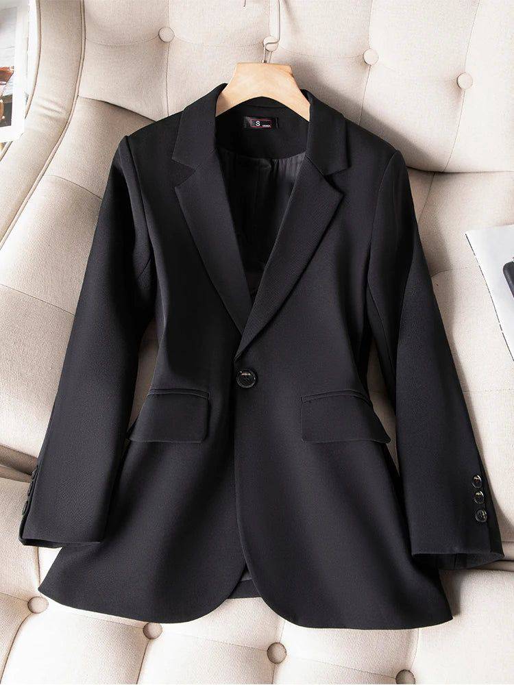 Blazer preto feminino modelo Majesty com corte reto, botão único e bolsos com lapela – opção versátil para o dia a dia profissional