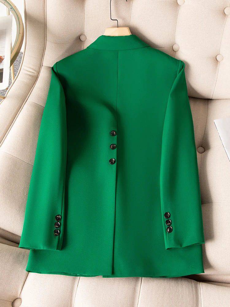 Parte traseira do blazer verde feminino Majesty com botões decorativos verticais, design diferenciado e sofisticado