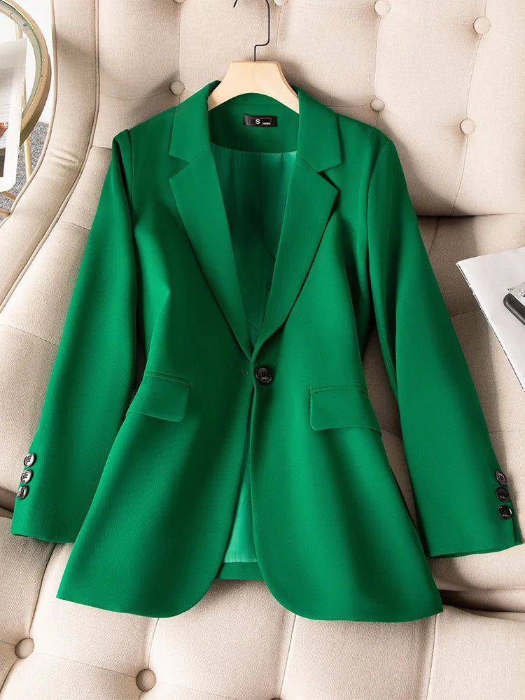 Blazer feminino alfaiataria na cor verde com botão único e acabamento elegante, ideal para looks formais e modernos