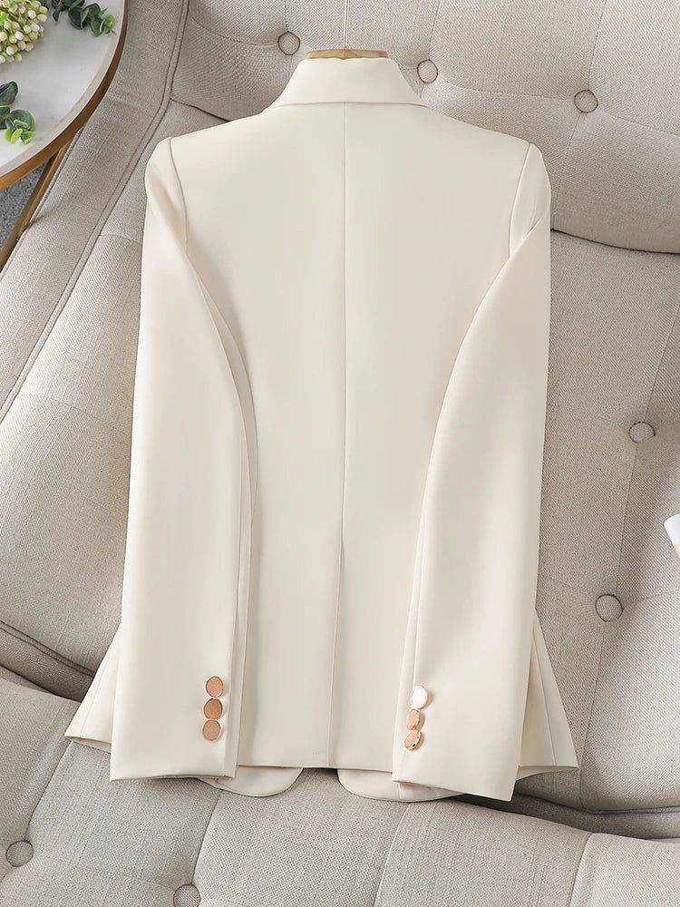 Vista traseira do blazer feminino alfaiataria bege, modelagem ajustada