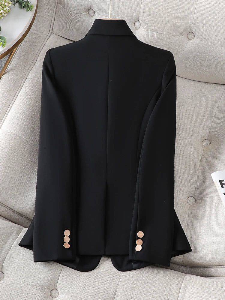 Vista das costas do blazer feminino alfaiataria preto com detalhe de botões