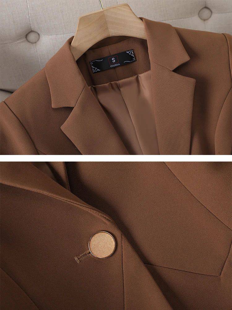 Detalhe do bolso e punho com botões dourados do blazer Royalty marrom