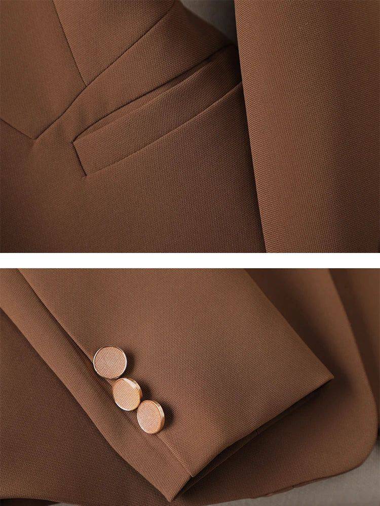 Detalhe do bolso e punho com botões dourados do blazer Royalty marrom