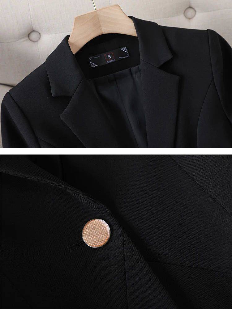 Close no botão dourado do blazer Royalty preto com tecido de alfaiataria
