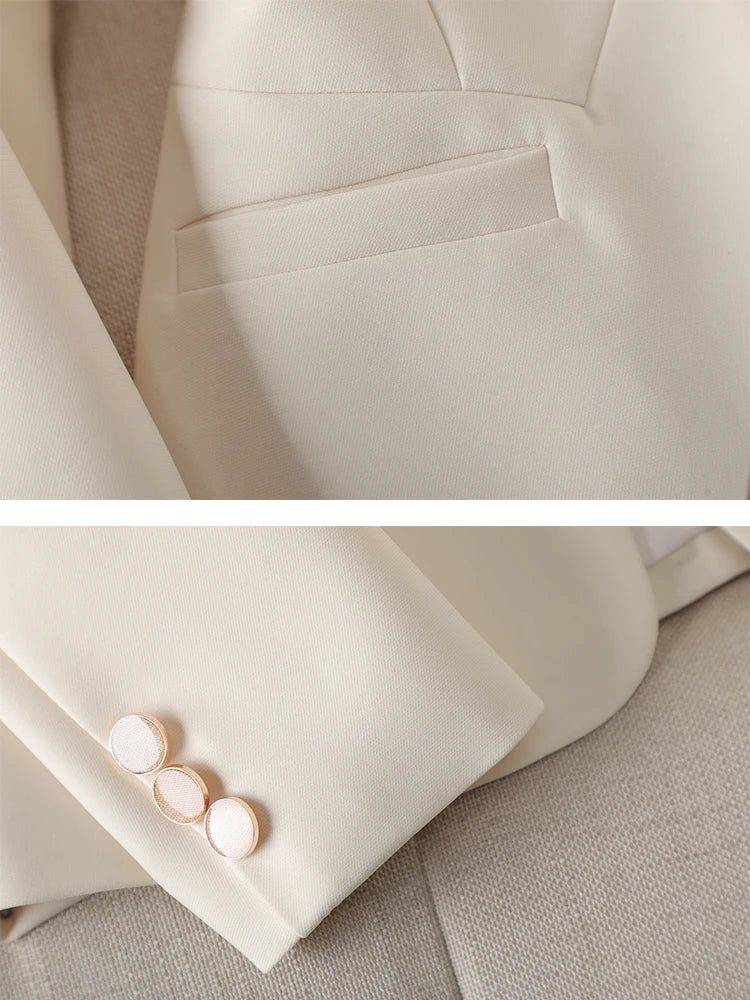 Detalhe do botão dourado texturizado no blazer feminino de alfaiataria off-white